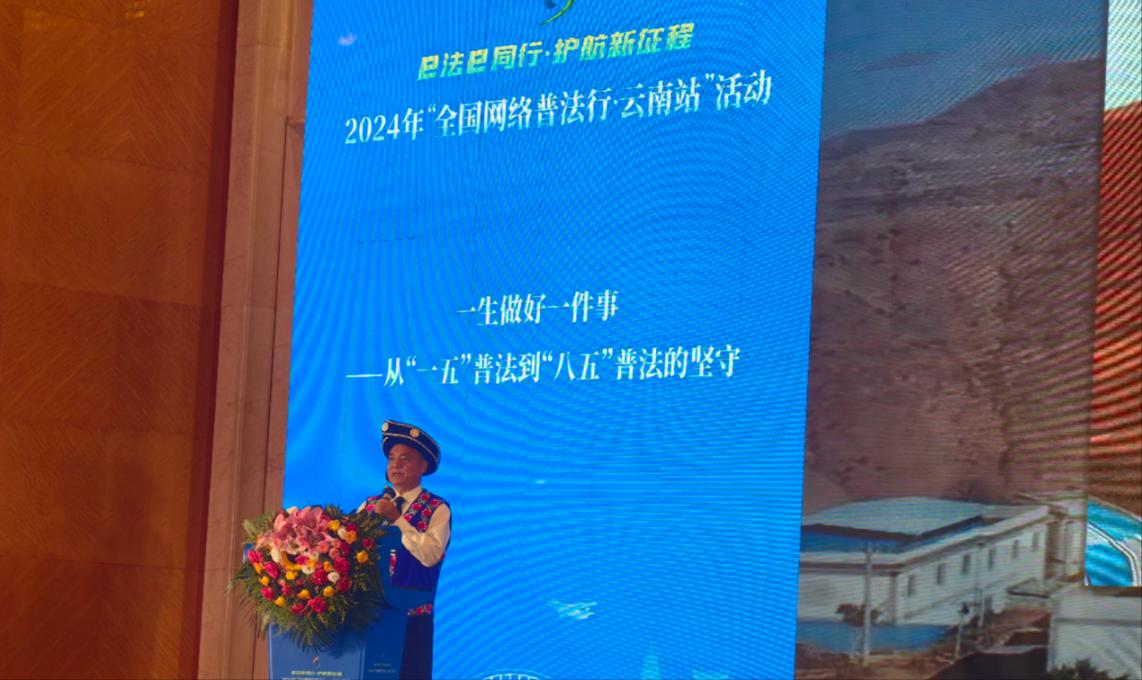 李學平分享普法的故事。人民網記者 孝金波攝