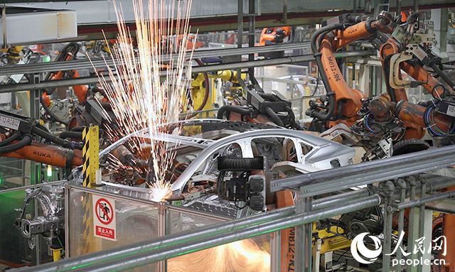 長(zhǎng)安汽車兩江工廠，機(jī)械臂正在工作。人民網(wǎng)記者 劉祎攝