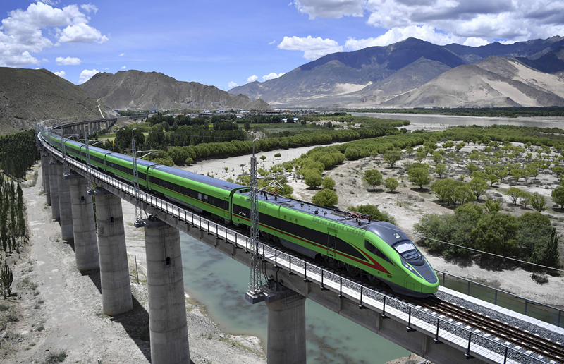 2022年6月22日，復(fù)興號(hào)列車行駛在西藏山南境內(nèi)。