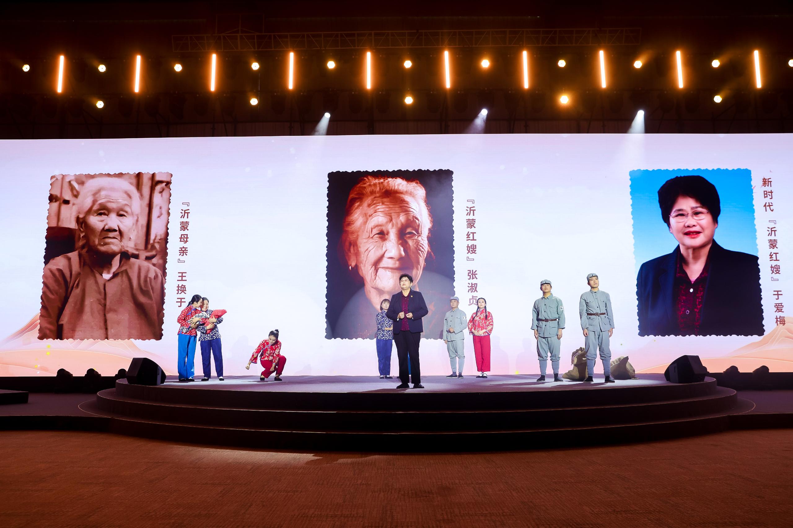 “何以中國·弦歌不輟”網(wǎng)絡主題活動現(xiàn)場，于愛梅講述“沂蒙紅嫂”的故事。人民視頻供圖。