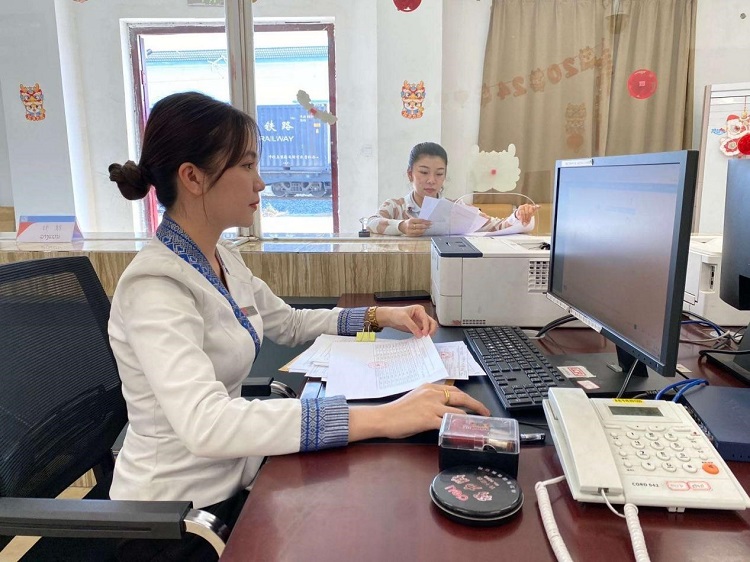 春節(jié)期間，中老鐵路員工堅(jiān)守崗位，保障鐵路運(yùn)行安全、暢通。李加勇攝