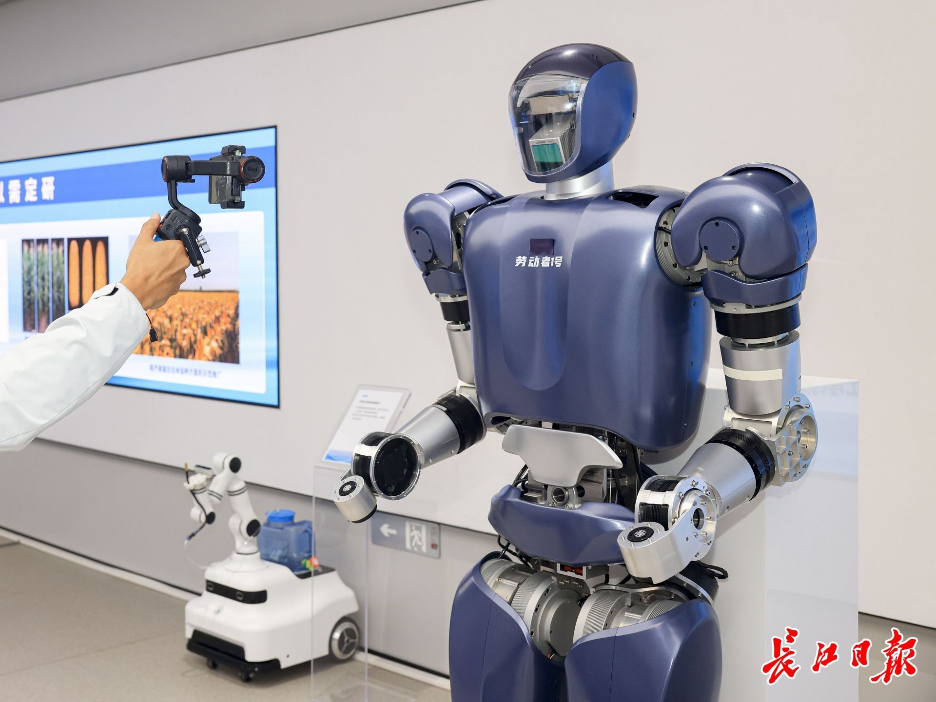 格藍(lán)若人形機(jī)器人。長(zhǎng)江日?qǐng)?bào)記者胡冬冬 攝