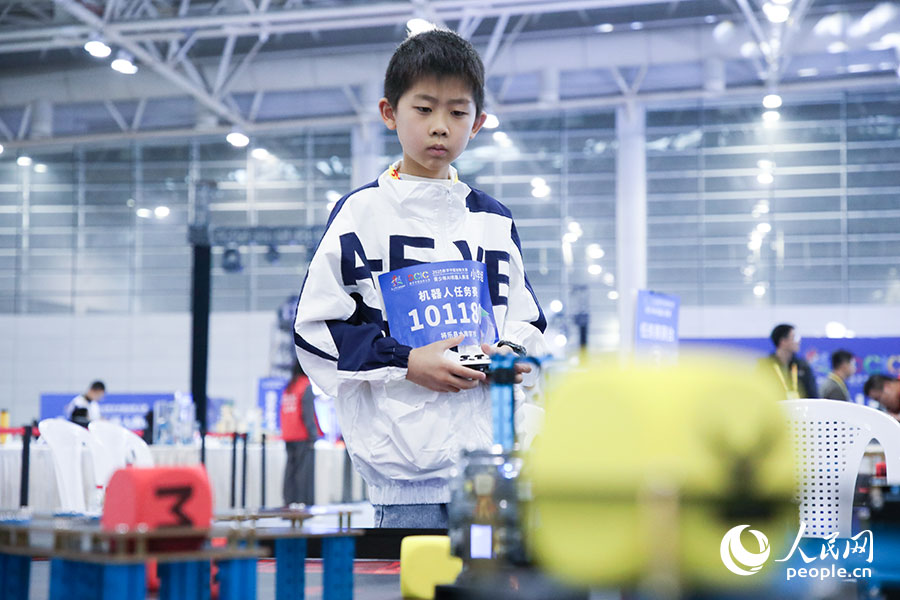 參加2025數(shù)字中國創(chuàng)新大賽青少年AI機器人賽道決賽的小選手。人民網記者 焦艷攝