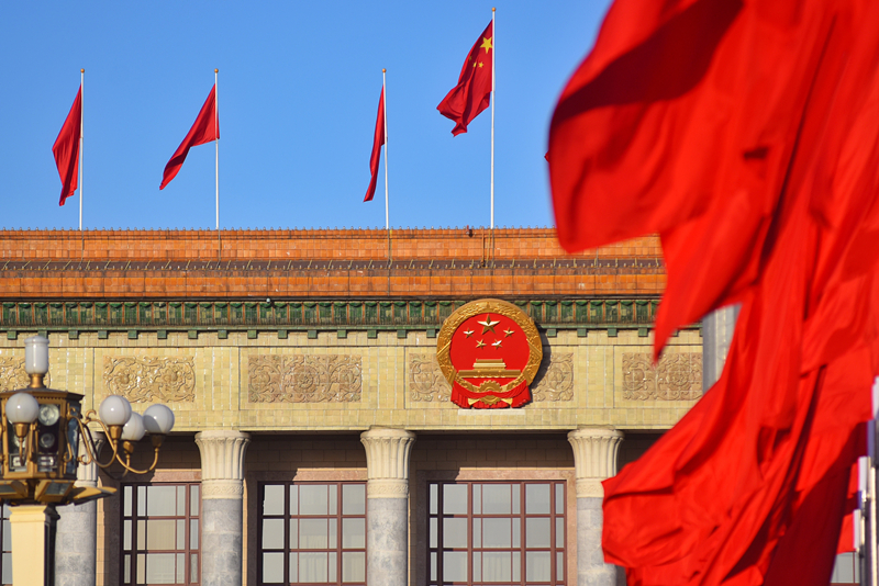 2024年3月8日，北京上空現(xiàn)“兩會(huì)藍(lán)”，人民大會(huì)堂前紅旗飄揚(yáng)。
