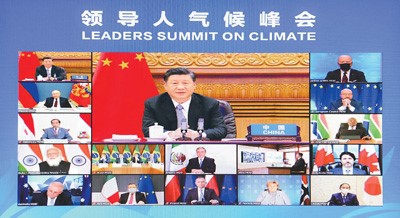 2021年4月22日晚，應(yīng)美國(guó)總統(tǒng)拜登邀請(qǐng)，國(guó)家主席習(xí)近平在北京以視頻方式出席領(lǐng)導(dǎo)人氣候峰會(huì)，并發(fā)表題為《共同構(gòu)建人與自然生命共同體》的重要講話。新華社記者 李 響攝