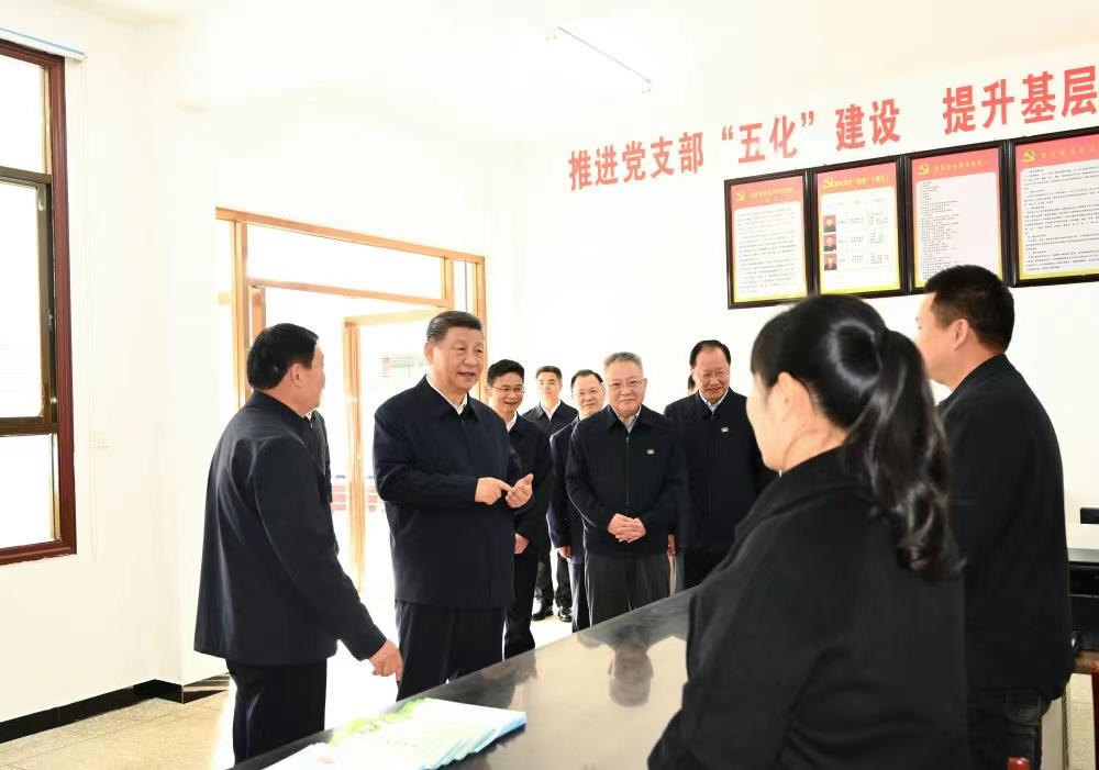 △2024年3月19日，習(xí)近平總書記在湖南常德市鼎城區(qū)謝家鋪鎮(zhèn)港中坪村黨群服務(wù)中心了解當(dāng)?shù)貫榛鶎訙p負(fù)、提升基層治理效能等情況。