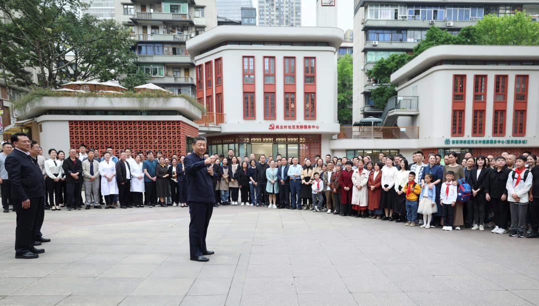 △2024年4月22日，習(xí)近平總書記來到重慶九龍坡區(qū)謝家灣街道民主村社區(qū)考察。