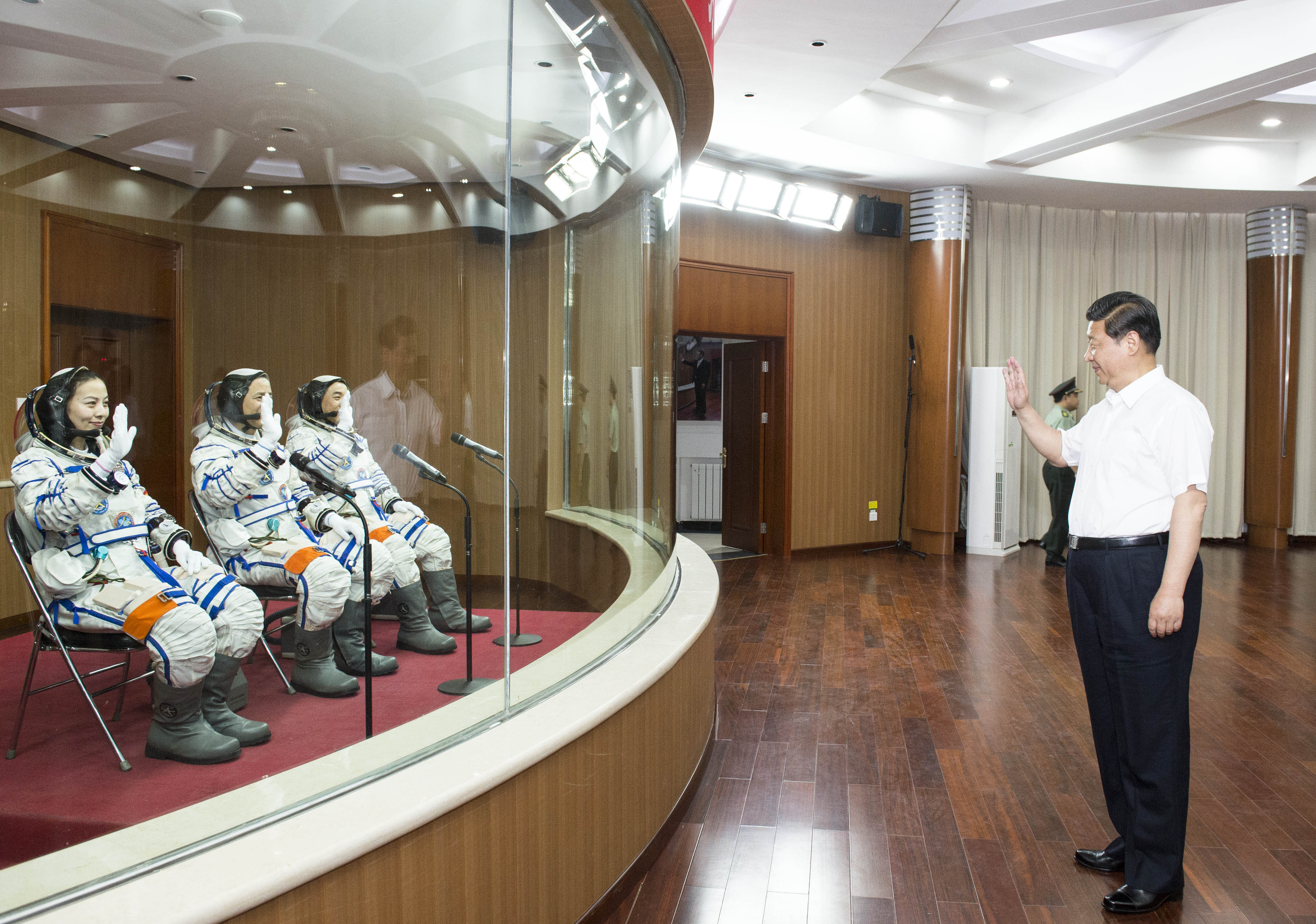 2013年6月11日，習(xí)近平總書記在酒泉衛(wèi)星發(fā)射中心觀看神舟十號(hào)載人飛船發(fā)射。這是習(xí)近平向即將出征的航天員聶海勝、張曉光、王亞平揮手致意。