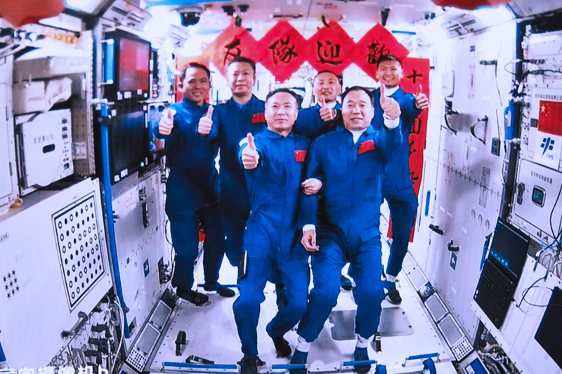 2023年5月30日，在北京航天飛行控制中心拍攝的神舟十五號(hào)航天員乘組與神舟十六號(hào)航天員乘組拍下“全家?！钡漠嬅?。