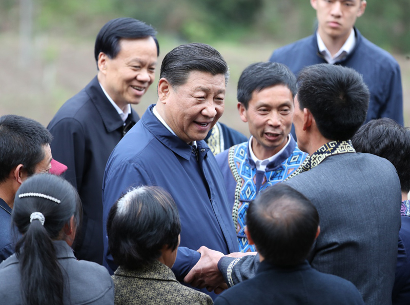 2019年4月15日至17日，中共中央總書記、國家主席、中央軍委主席習(xí)近平在重慶考察，并主持召開解決“兩不愁三保障”突出問題座談會(huì)。這是4月15日下午，習(xí)近平在石柱土家族自治縣中益鄉(xiāng)華溪村同村民親切交流。新華社記者 丁海濤 攝