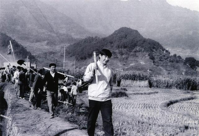 1989年12月2日，時(shí)任中共寧德地委書記的習(xí)近平帶領(lǐng)地直機(jī)關(guān)千余名干部到寧德縣南漈水利工地參加清溝排障修整水渠勞動(dòng)。新華社發(fā)