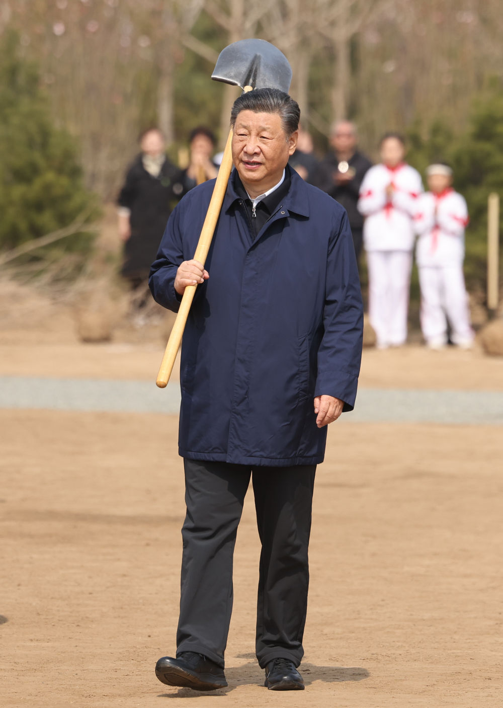 2024年4月3日，黨和國家領(lǐng)導(dǎo)人習(xí)近平、李強(qiáng)、趙樂際、王滬寧、蔡奇、丁薛祥、李希、韓正等來到北京市通州區(qū)潞城鎮(zhèn)參加首都義務(wù)植樹活動(dòng)。這是習(xí)近平扛起鐵鍬走向植樹地點(diǎn)。新華社記者 龐興雷 攝