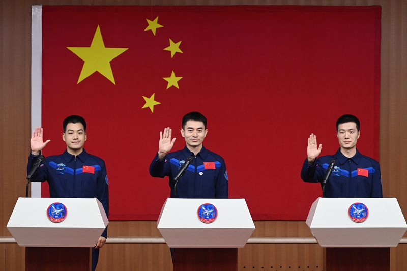 2024年月24日，神舟十八號載人飛行任務(wù)航天員葉光富（中）、李聰（右）、李廣蘇在酒泉衛(wèi)星發(fā)射中心問天閣與媒體記者集體見面。