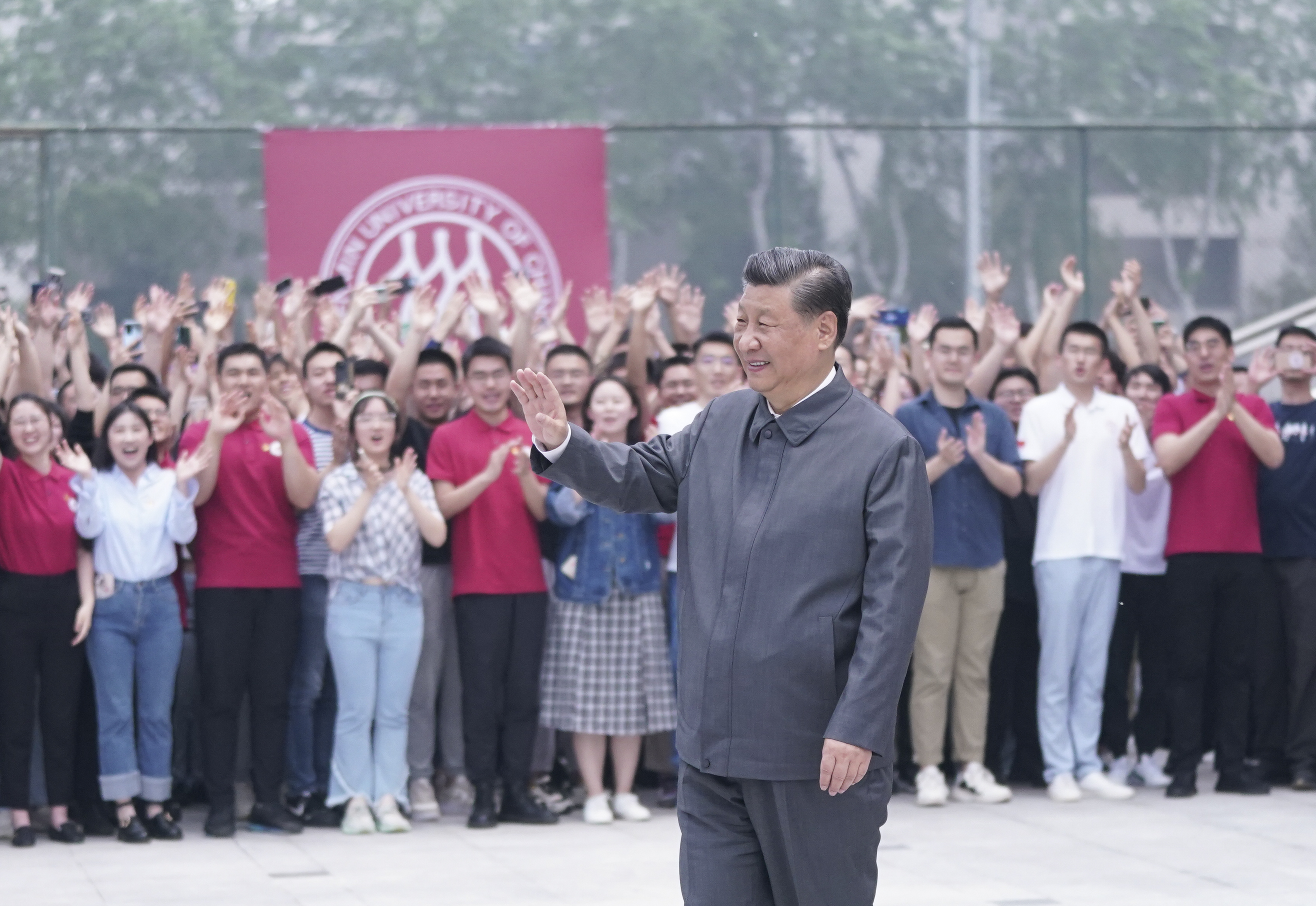 2022年4月25日，習近平總書記來到中國人民大學考察調(diào)研。這是習近平向師生們揮手致意。