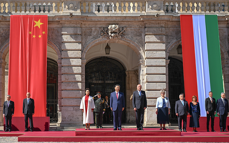 當(dāng)?shù)貢r(shí)間5月9日上午，國(guó)家主席習(xí)近平在布達(dá)佩斯出席匈牙利總統(tǒng)舒尤克和總理歐爾班共同舉行的隆重歡迎儀式。新華社記者 謝環(huán)馳 攝
