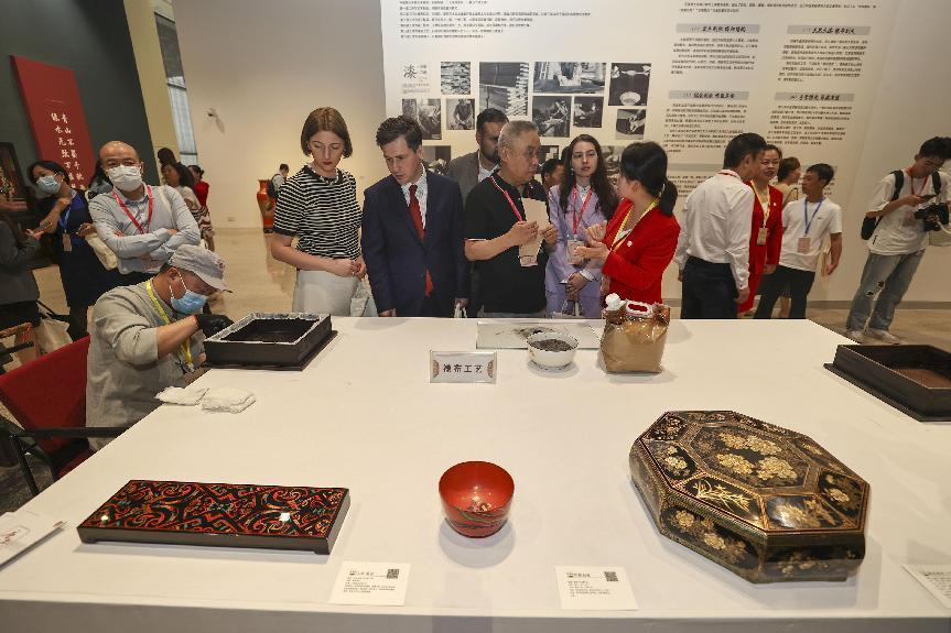 2023年5月28日，北京，推光漆器匠人為駐華使節(jié)展示技藝。