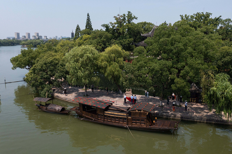 2022年7月27日，南湖紅船?？吭谡憬〖闻d市南湖旅游區(qū)的湖心島旁。