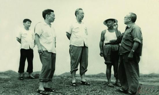 1978年8月，習(xí)仲勛（左三）在廣東惠陽農(nóng)村調(diào)研。在清華大學(xué)讀書的習(xí)近平（左一）利用暑假時(shí)間參加社會(huì)實(shí)踐，隨同父親一起下鄉(xiāng)。