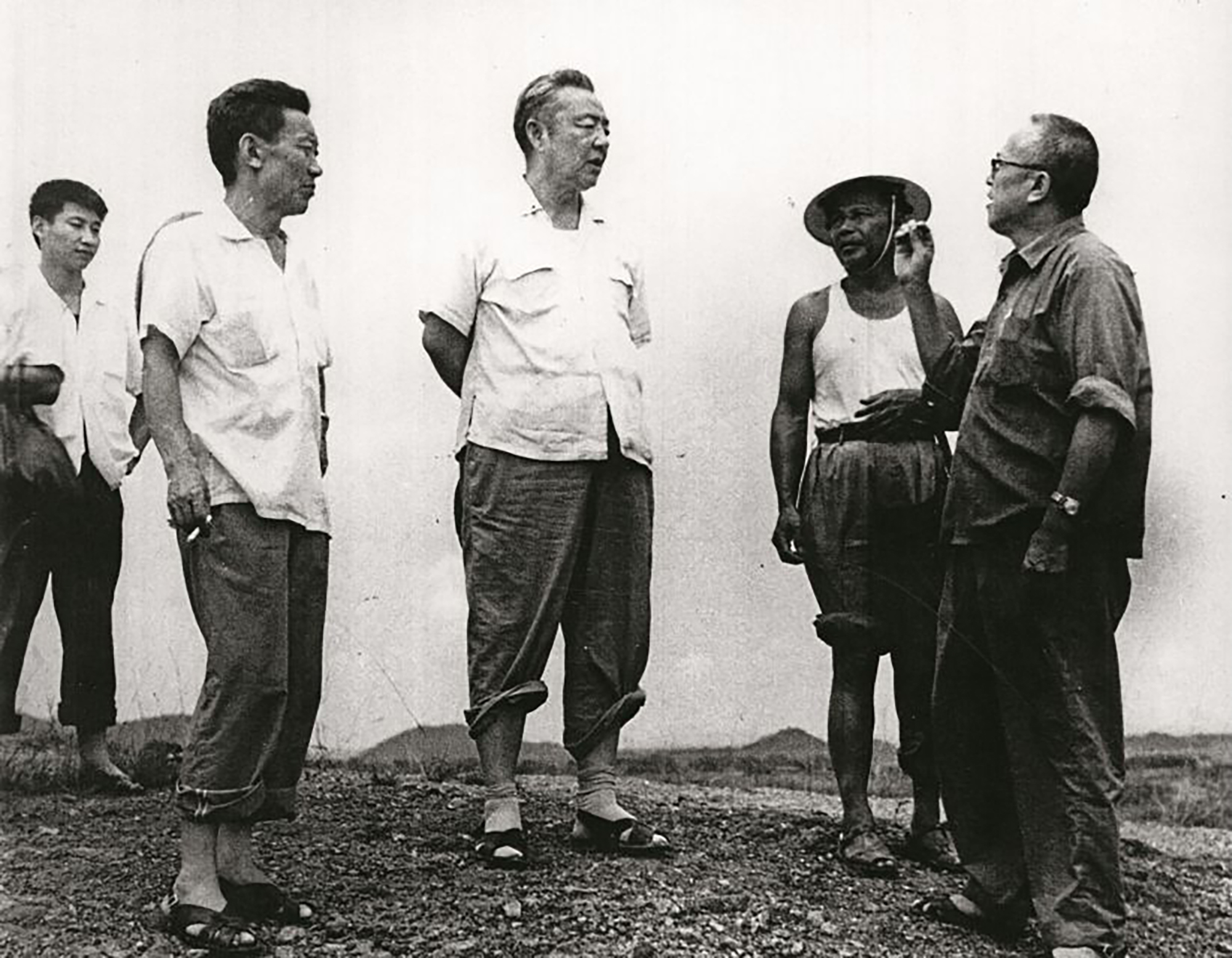 1978年8月5日，習(xí)仲勛（中）在廣東惠陽地區(qū)調(diào)研。左二為廣東省委農(nóng)村工作部副部長杜瑞芝，右一為惠陽地委書記李富林。 左一為當(dāng)時(shí)正在清華大學(xué)暑期的習(xí)近平。
