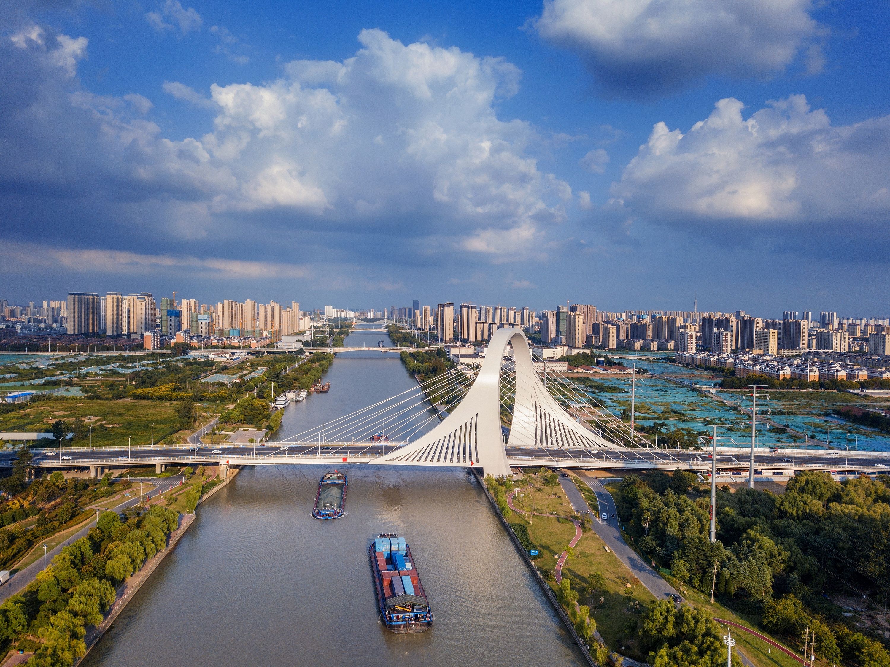 2022年9月12日，幾艘船舶行駛在江蘇淮安運河大橋附近。