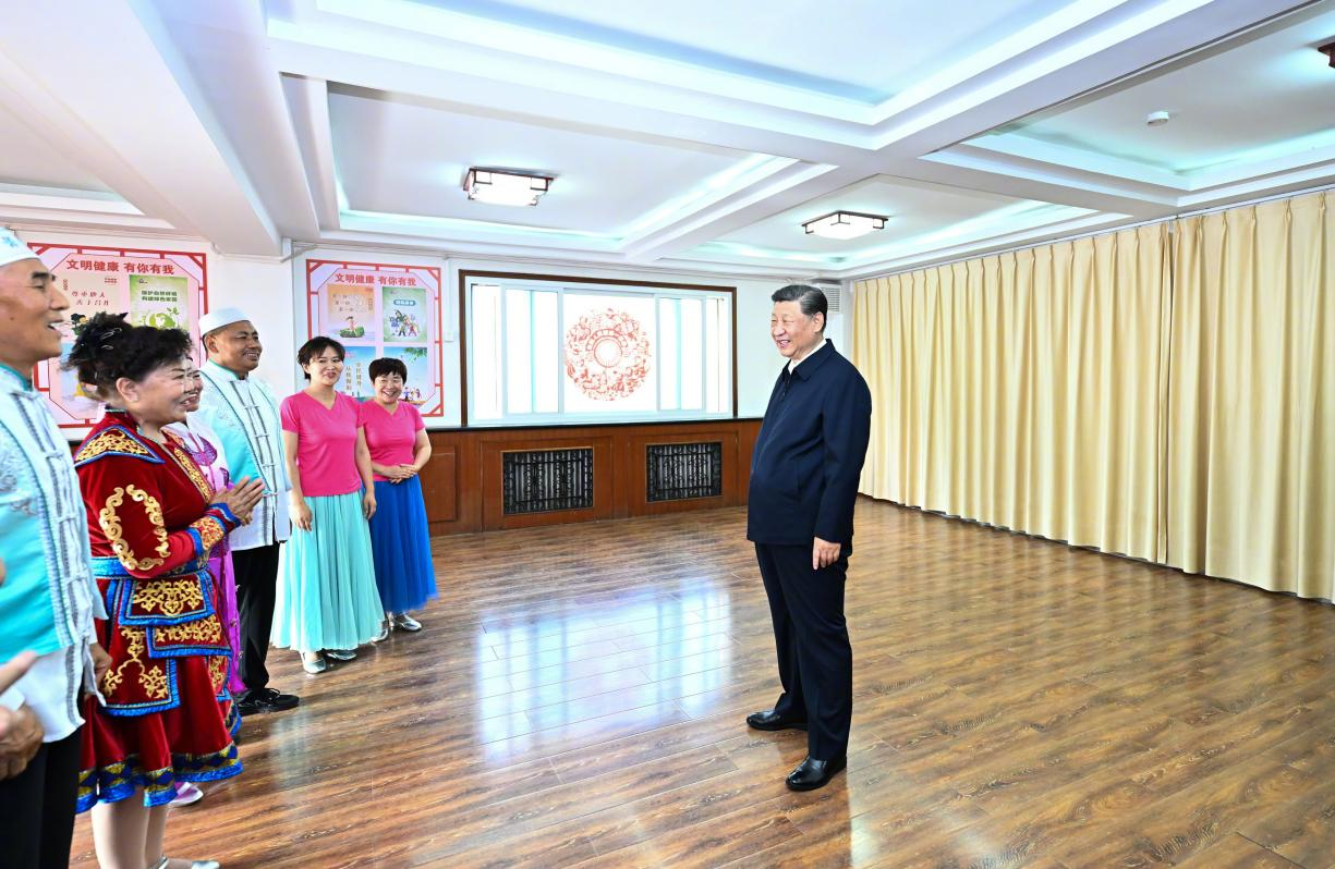 6月19日下午，習(xí)近平總書記在銀川市金鳳區(qū)長城花園社區(qū)活動室考察時(shí)，同社區(qū)居民親切交流。