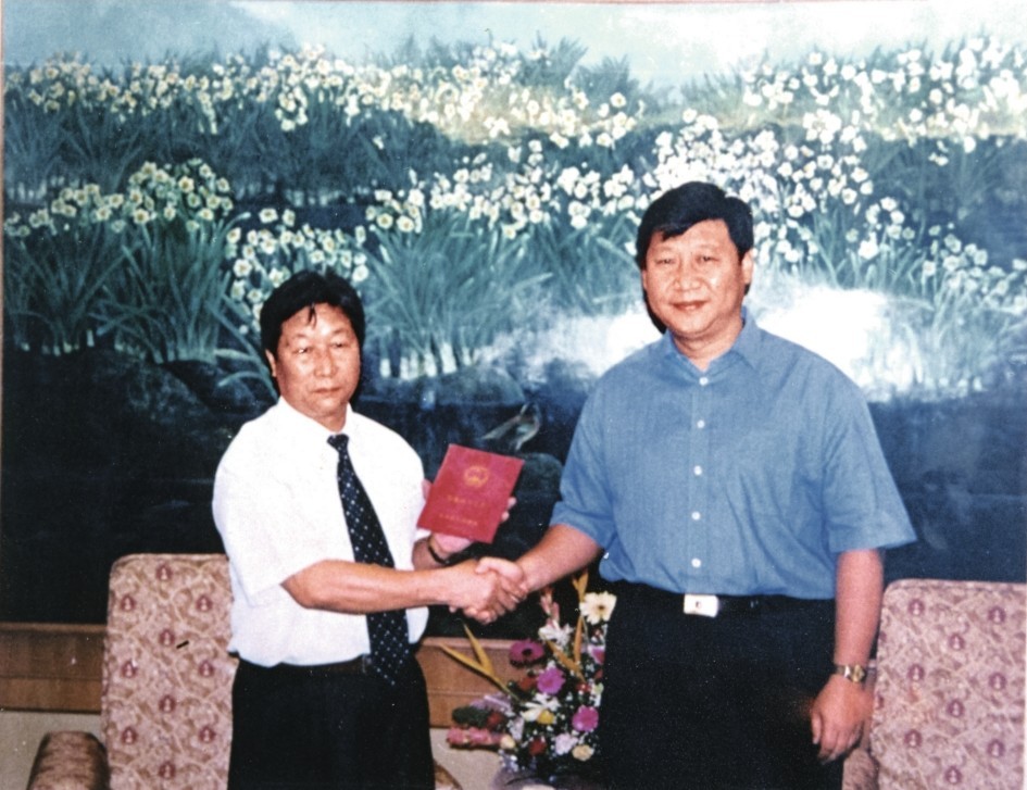 2000年7月，習(xí)近平為福建農(nóng)林大學(xué)教授林占熺頒發(fā)福建省政府“一等功”榮譽證書。圖源：《習(xí)近平在福建》（下）