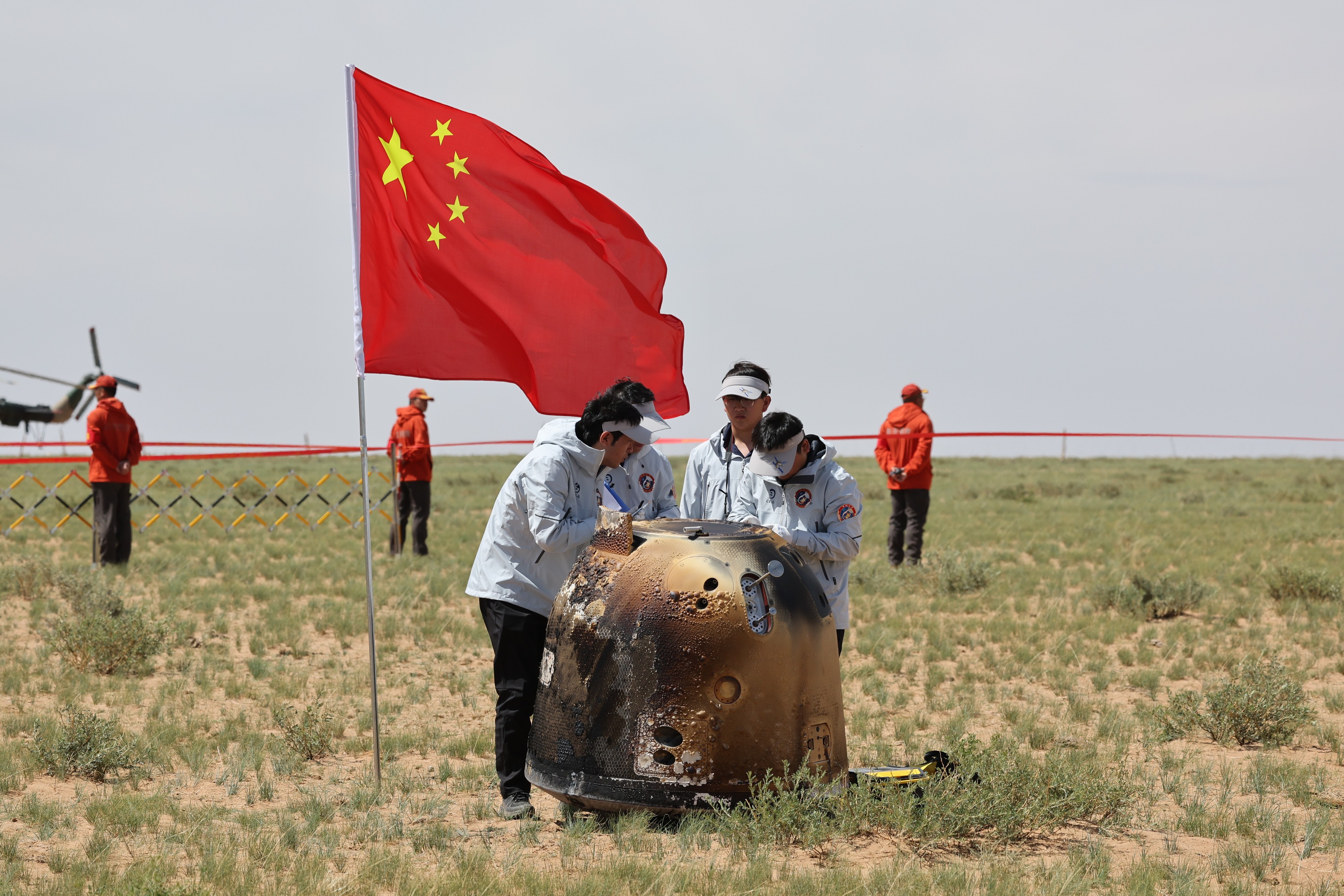 6月25日拍攝的嫦娥六號返回器回收現(xiàn)場。