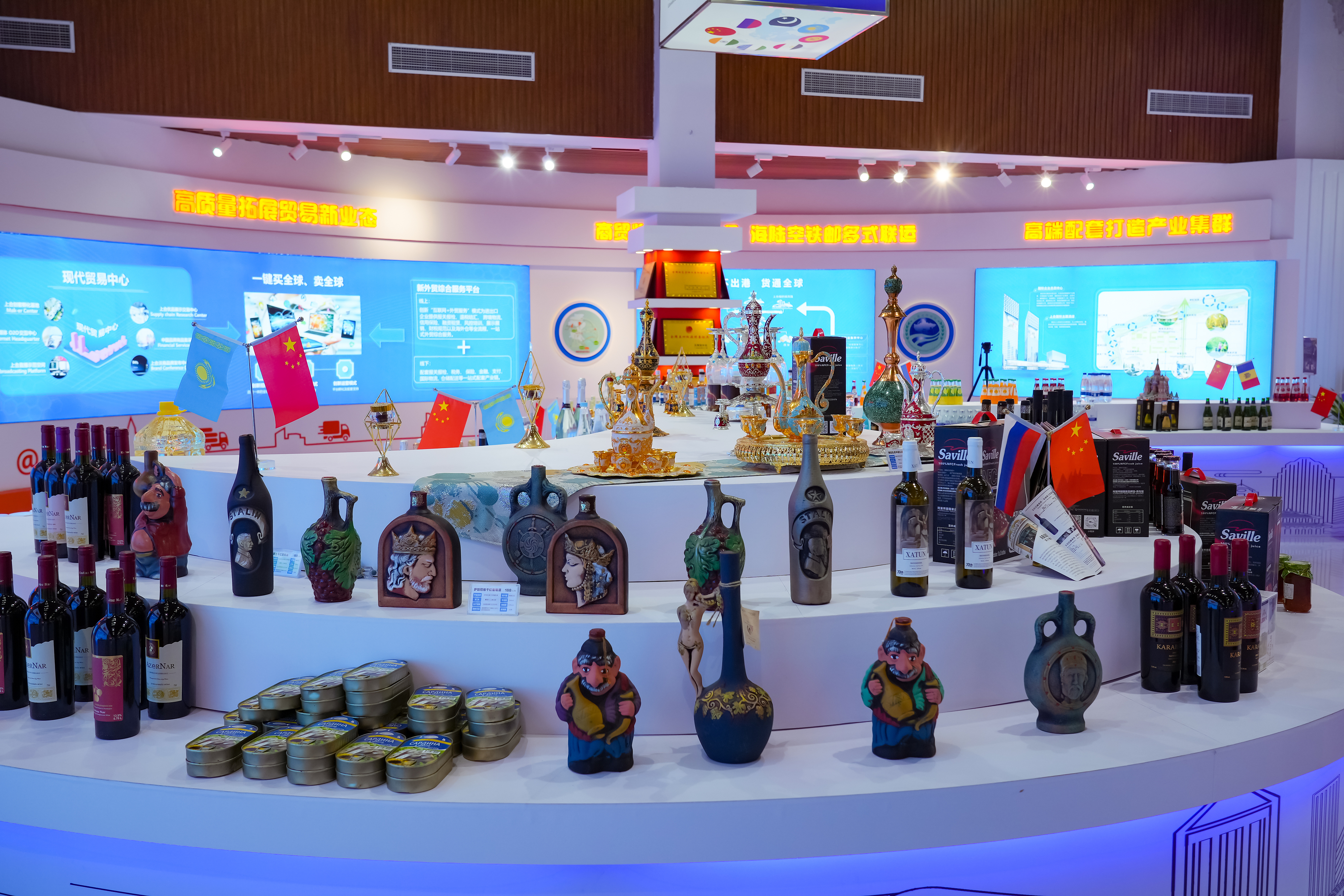 2022年10月19日，青島，上合示范區(qū)展出的上合國家特色商品。