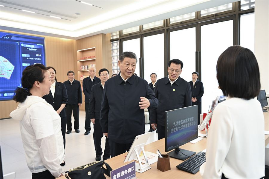 2024年4月22日至24日，中共中央總書(shū)記、國(guó)家主席、中央軍委主席習(xí)近平在重慶考察。這是22日下午，習(xí)近平在九龍坡區(qū)謝家灣街道民主村社區(qū)考察。新華社記者 謝環(huán)馳 攝