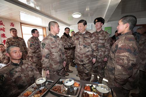2014年1月26日中午，習(xí)近平來到連隊食堂，同戰(zhàn)士們一起用餐。新華社記者 李剛 攝