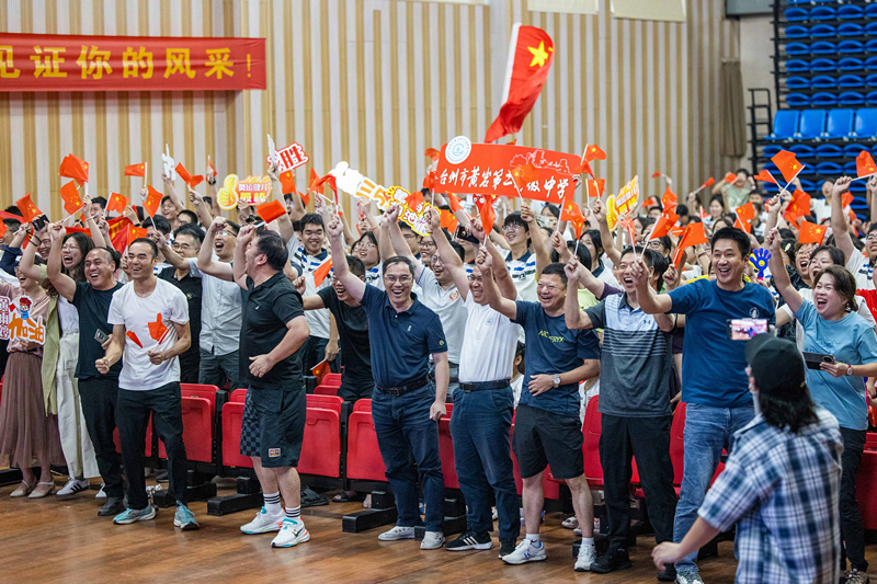 北京時(shí)間7月27日，2024年巴黎奧運(yùn)會(huì)首個(gè)比賽日，在射擊10米氣步槍混合團(tuán)體比賽中，中國(guó)選手黃雨婷/盛李豪獲得金牌。圖為黃雨婷的母校師生們通過(guò)收看奧運(yùn)直播的方式為她加油助威。