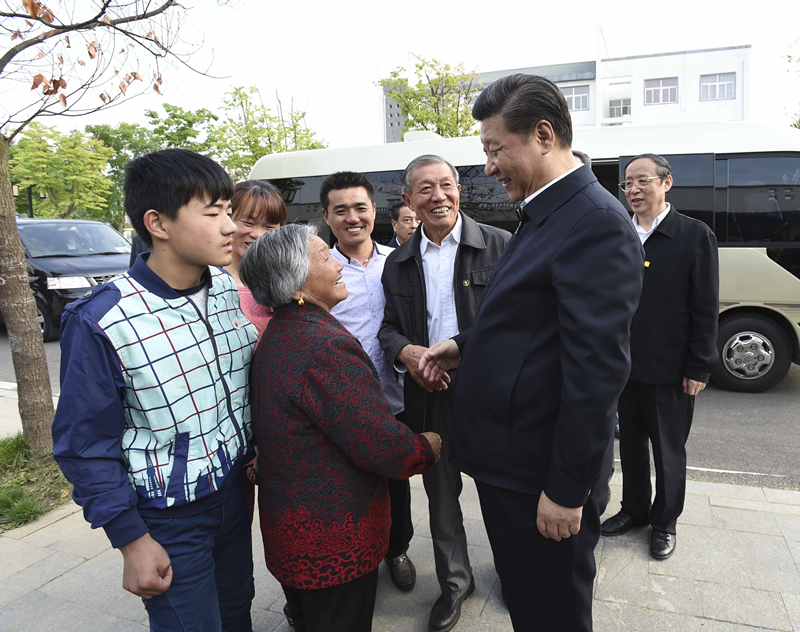 2016年4月25日，習(xí)近平在安徽省滁州市鳳陽(yáng)縣小崗村看望當(dāng)年大包干帶頭人嚴(yán)金昌（右三）一家。