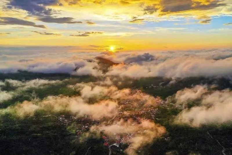 圖為云霧繚繞的軍營(yíng)村，群山盡翠，紅瓦掩映。廈門市委宣傳部供圖