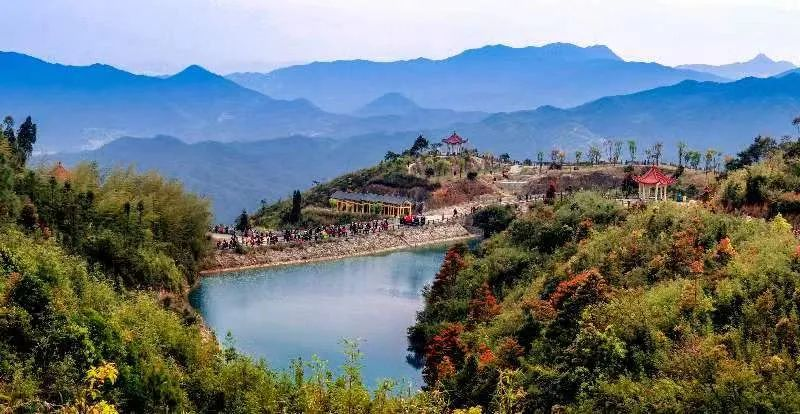 圖為游客們到軍營(yíng)村七彩池欣賞美景。廈門市委宣傳部供圖