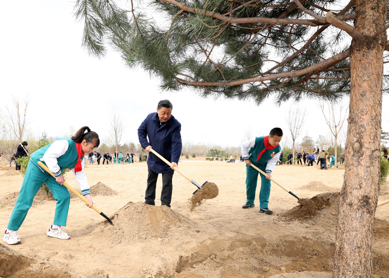 2022年3月，習(xí)近平總書記來到北京市大興區(qū)黃村鎮(zhèn)參加首都義務(wù)植樹活動，同大家一起植樹。新華社記者 黃敬文 攝