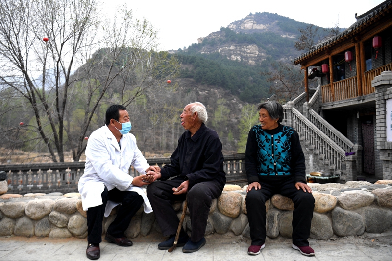 2020年4月15日，在河北阜平縣龍泉關(guān)鎮(zhèn)駱駝灣村，村醫(yī)霍建國為村民把脈。