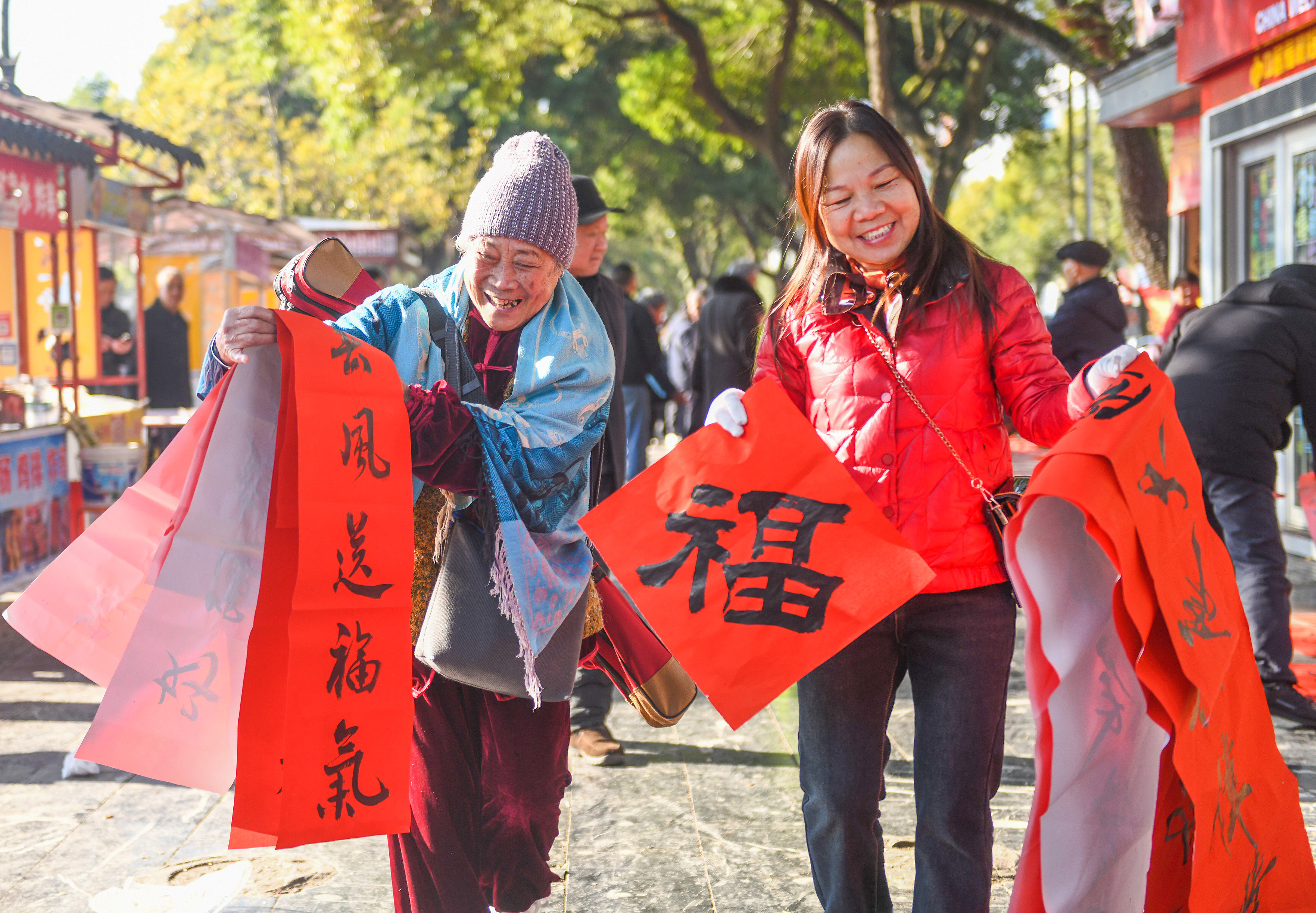2025年1月13日，在湖南省永州市道縣西洲公園義工崗?fù)ぃ忻駛冾I(lǐng)到了書法志愿者為大家書寫的春聯(lián)。