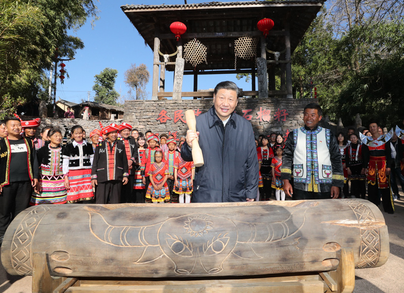 2020年1月19日，習(xí)近平總書記在云南省騰沖市清水鄉(xiāng)三家村中寨司莫拉佤族村廣場(chǎng)上，敲響三聲佤族木鼓，祝福來(lái)年風(fēng)調(diào)雨順、國(guó)泰民安。