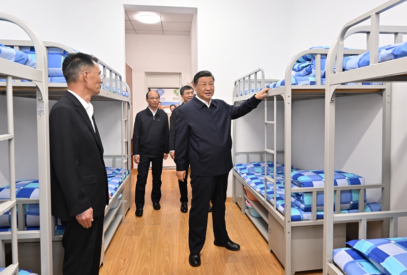 2024年6月18日下午，習(xí)近平總書(shū)記在青海果洛西寧民族中學(xué)宿舍樓察看學(xué)生住宿條件。