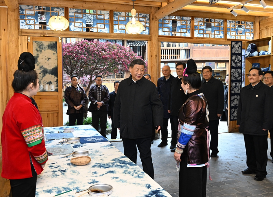 2025年3月17日下午，習(xí)近平在黔東南州黎平縣肇興侗寨侗鄉(xiāng)特色產(chǎn)業(yè)基地考察。新華社記者 謝環(huán)馳 攝