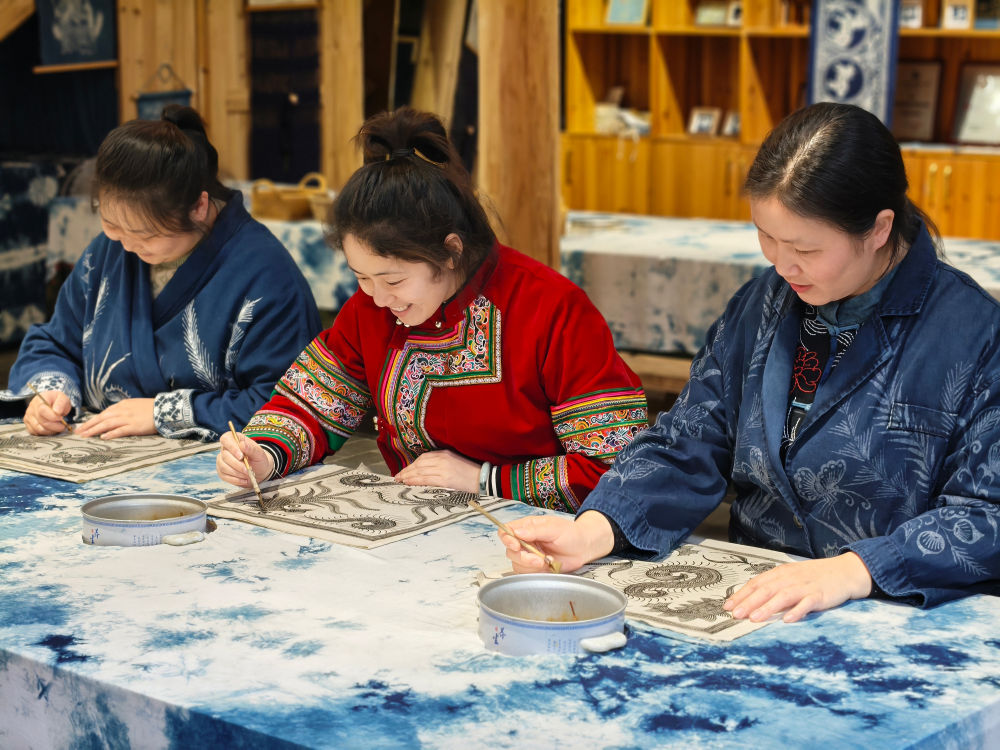 2025年3月14日，村民在肇興侗寨內(nèi)制作蠟染。圖片來源：新華社