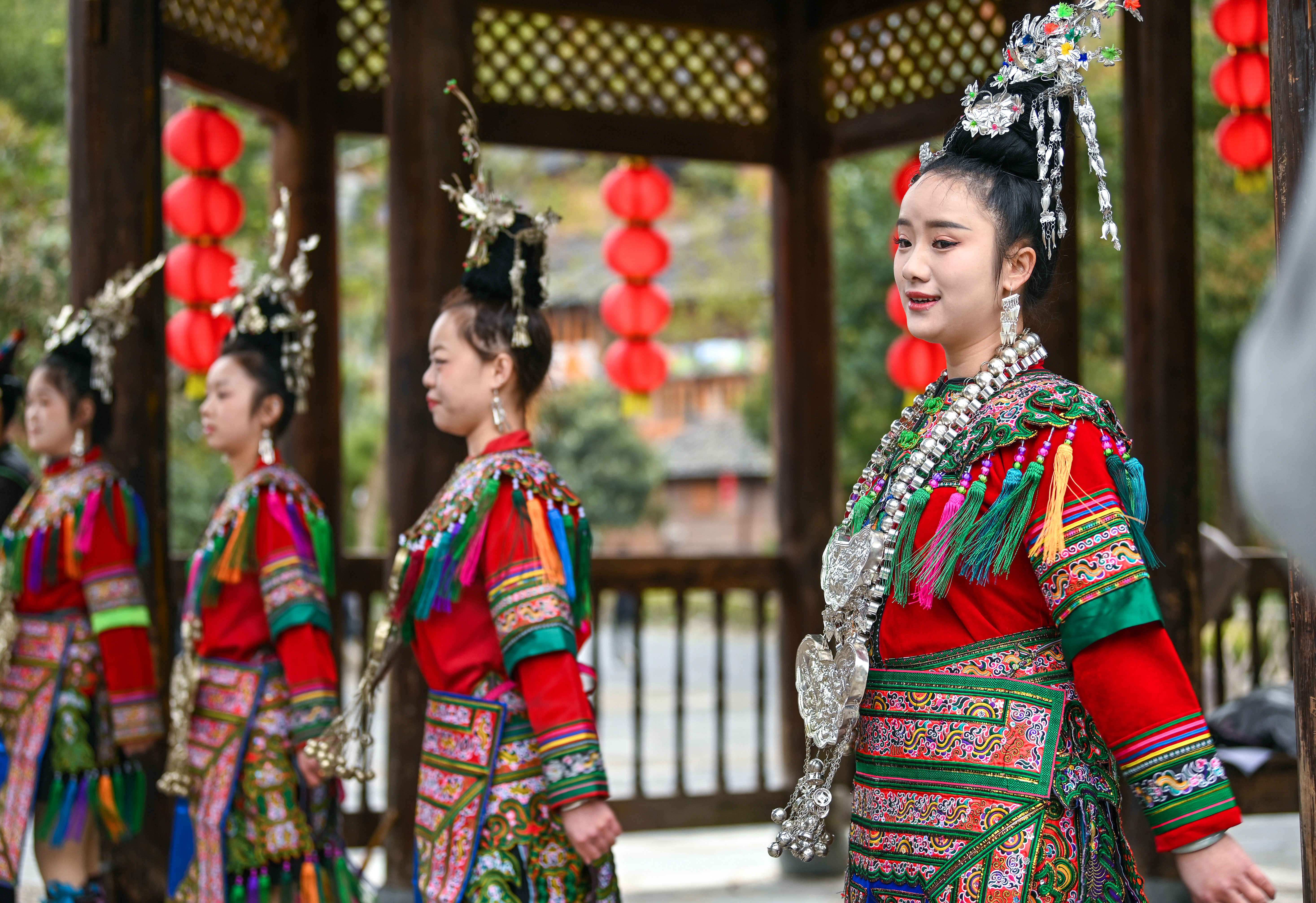  2025年3月18日，侗族群眾在貴州省黎平縣肇興侗寨給游客演唱侗族大歌。