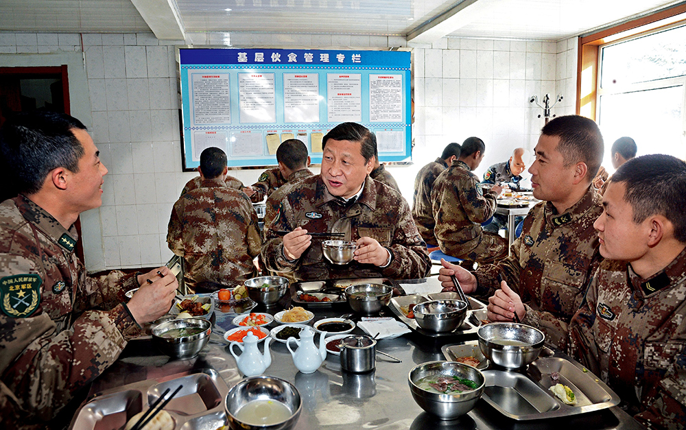 2014年1月26日，習(xí)近平主席專程來到內(nèi)蒙古軍區(qū)邊防某部，親切看望慰問戍邊官兵。這是在連隊(duì)食堂，習(xí)近平主席同戰(zhàn)士們一起用餐。