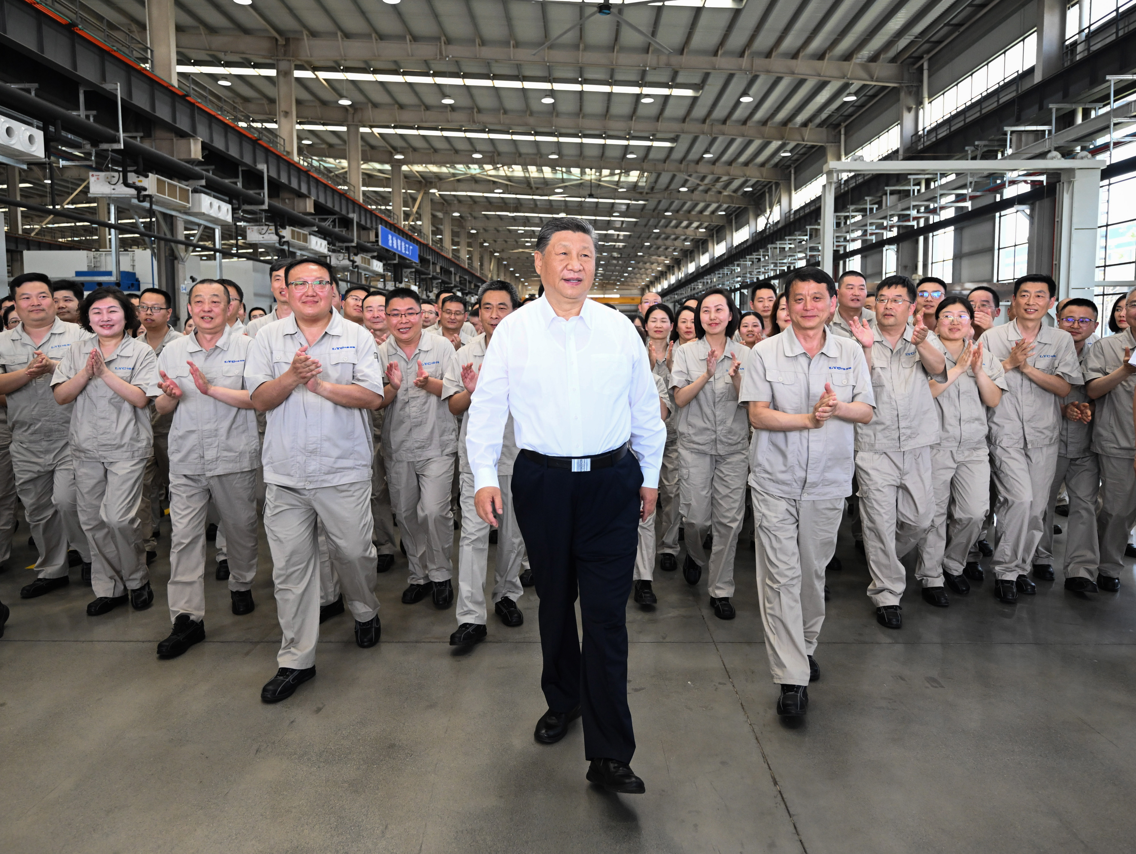 月19日至20日，中共中央總書記、國(guó)家主席、中央軍委主席習(xí)近平在河南考察。這是19日下午，習(xí)近平在洛陽(yáng)軸承集團(tuán)股份有限公司智能工廠考察時(shí)，同企業(yè)職工在一起。新華社記者 燕雁 攝