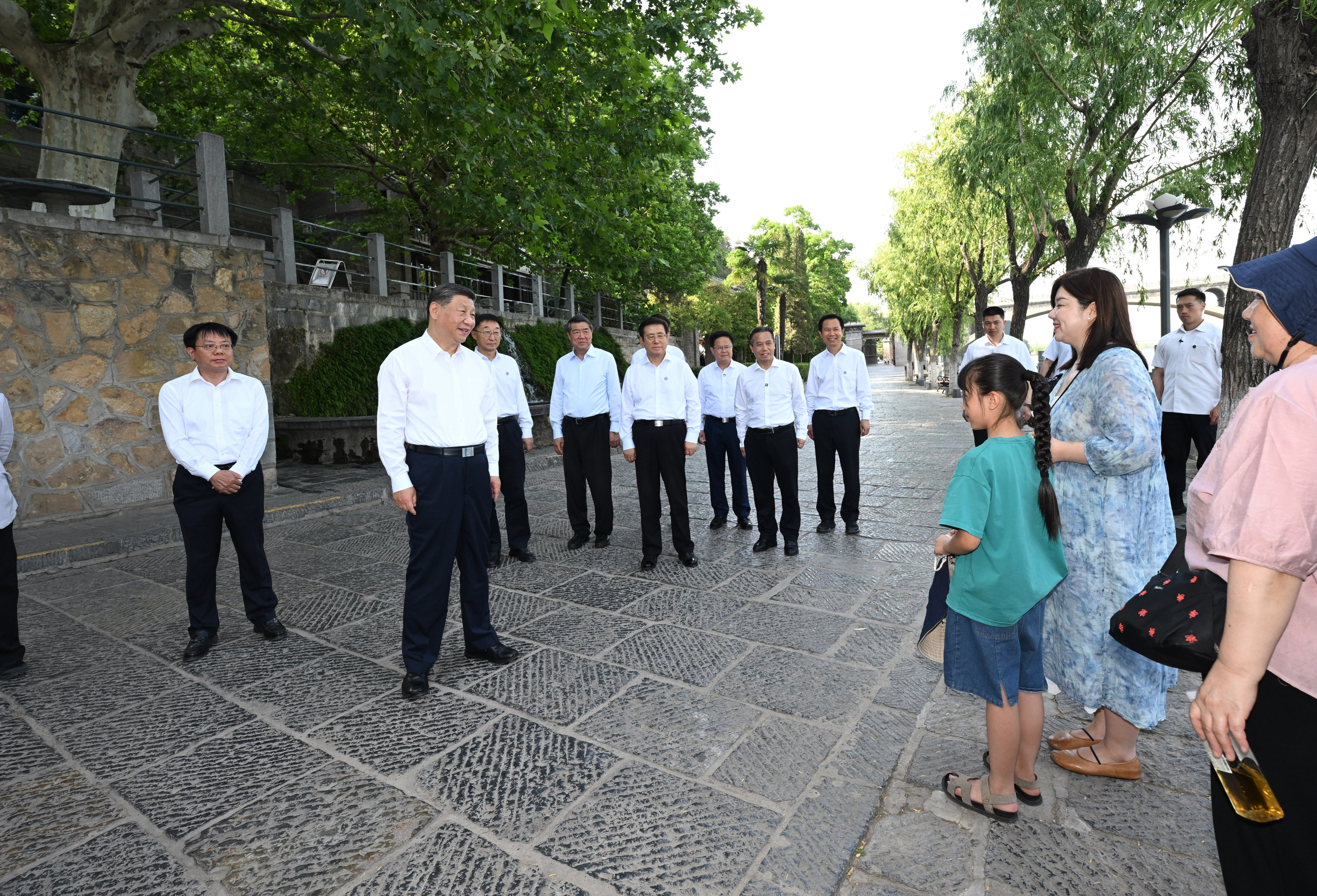 5月19日至20日，中共中央總書記、國(guó)家主席、中央軍委主席習(xí)近平在河南考察。這是19日下午，習(xí)近平在洛陽(yáng)龍門石窟考察時(shí)，同游客親切交流。新華社記者 謝環(huán)馳 攝