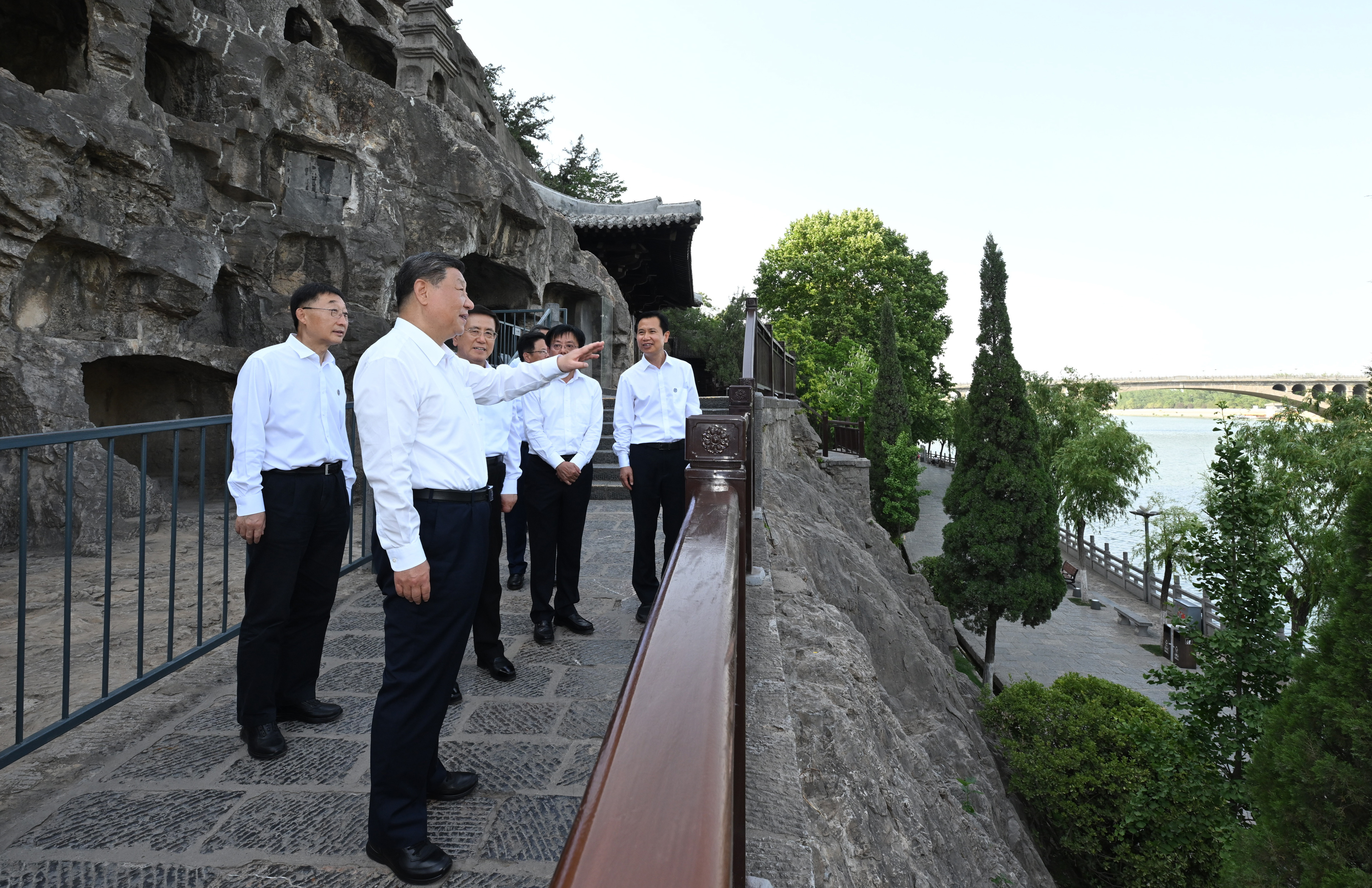 5月19日至20日，中共中央總書記、國(guó)家主席、中央軍委主席習(xí)近平在河南考察。這是19日下午，習(xí)近平在洛陽(yáng)龍門石窟考察。新華社記者 謝環(huán)馳 攝