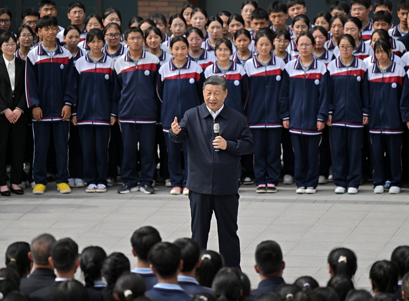 2024年6月18日，習(xí)近平總書(shū)記在青海果洛西寧民族中學(xué)考察時(shí)，同師生們親切交流。