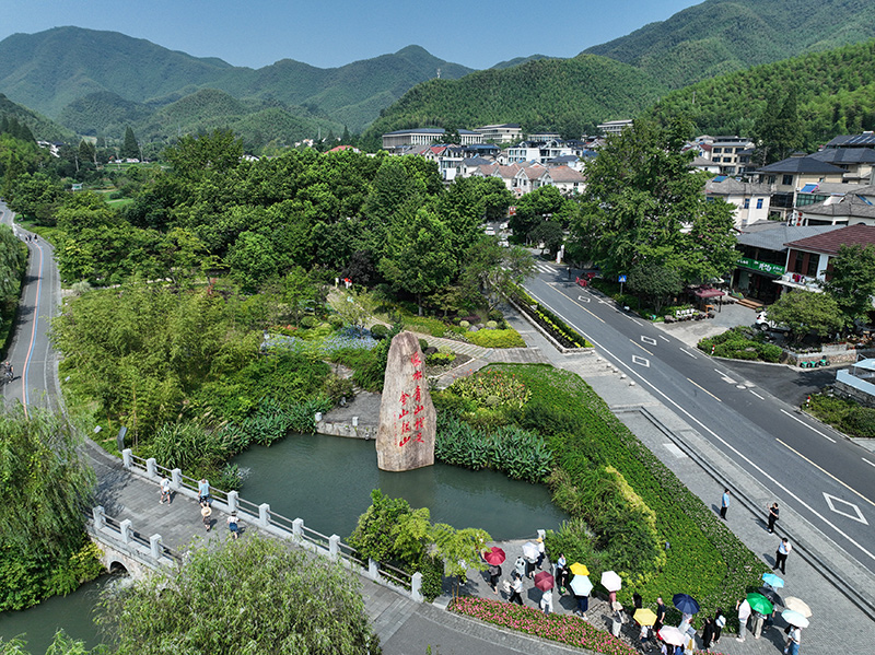 2023年8月11日，游客在浙江安吉余村參觀。