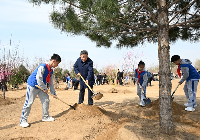 2025年4月3日，習近平總書記來到北京豐臺區(qū)永定河畔參加首都義務植樹活動。