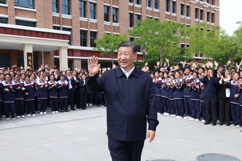 2024年6月18日，習(xí)近平總書記在青海果洛西寧民族中學(xué)考察時(shí)，向師生們揮手致意。